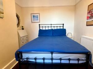 Postel nebo postele na pokoji v ubytování Convenient 4 Bed Homely Retreat in Wolverhampton