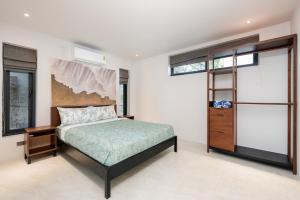 Un dormitorio con una cama y una cómoda. en Penthouse 2BR Seaview Top Floor, en Ban Thong Phlu 12 fotos más