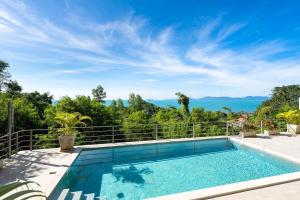 una piscina con vista al mar en Penthouse 2BR Seaview Top Floor, en Ban Thong Phlu