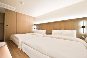 Rúm í herbergi á Hotel Ippda Gumdan