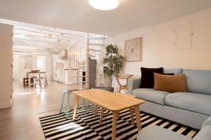 A seating area at Apartamento Plaza Mayor Attic en Madrid