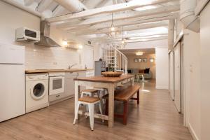 A kitchen or kitchenette at Apartamento Plaza Mayor Attic en Madrid