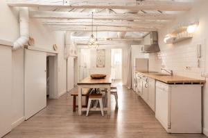 A kitchen or kitchenette at Apartamento Plaza Mayor Attic en Madrid Még 16 kép