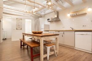 A kitchen or kitchenette at Apartamento Plaza Mayor Attic en Madrid