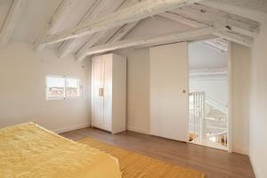 A bed or beds in a room at Apartamento Plaza Mayor Attic en Madrid