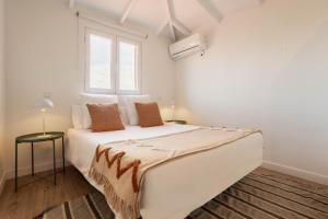 A bed or beds in a room at Apartamento Plaza Mayor Attic en Madrid