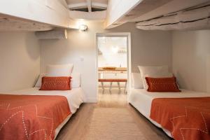 A bed or beds in a room at Apartamento Plaza Mayor Attic en Madrid