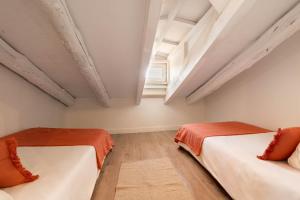 A bed or beds in a room at Apartamento Plaza Mayor Attic en Madrid