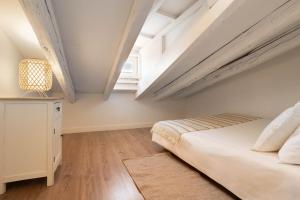 A seating area at Apartamento Plaza Mayor Attic en Madrid