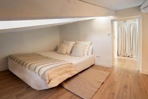 A bed or beds in a room at Apartamento Plaza Mayor Attic en Madrid