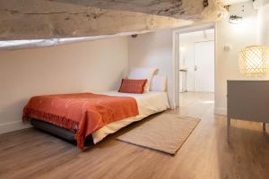 A bed or beds in a room at Apartamento Plaza Mayor Attic en Madrid