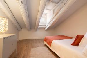 A bed or beds in a room at Apartamento Plaza Mayor Attic en Madrid