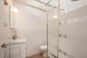 A bathroom at Apartamento Plaza Mayor Attic en Madrid