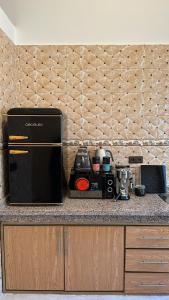 una cocina con encimera y microondas en Hidden Haven, en Chefchaouen 25 fotos más