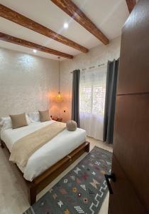 un dormitorio con una cama grande en una habitación en Hidden Haven, en Chefchaouen