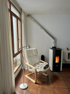 una silla y una lámpara en una habitación con ventana en Namaste, en Grazalema 32 fotos más