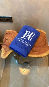 Una servilleta colocada encima de una mesa de madera en Hidden Haven, en Chefchaouen