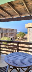 una mesa azul en el balcón con vistas a la playa en Girasole Apartments, en Sal Rei