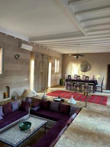 un soggiorno con un divano e un tavolo di Riad Jardin des Orangers a Taroudant