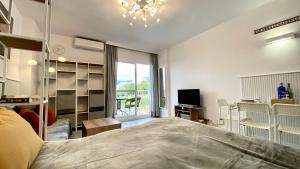 une chambre avec un grand lit et un balcon dans l'établissement Mar Benalmadena II - Jupiter, à Benalmádena