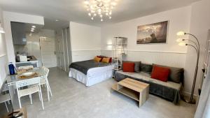 une chambre avec un lit, un canapé et une table dans l'établissement Mar Benalmadena II - Jupiter, à Benalmádena 10 autres photos