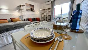 - un salon avec une table et une plaque de cuisson dans l'établissement Mar Benalmadena II - Jupiter, à Benalmádena