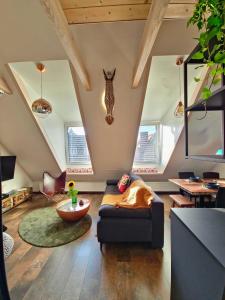 ein Wohnzimmer mit Sofa und Tisch in der Unterkunft LTS RENT Luxury&Comfortable Etno Loft OLD TOWN free parking in Danzig