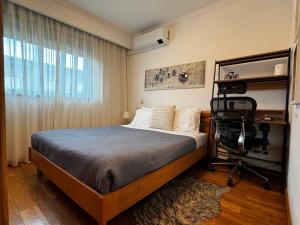 una camera da letto con un letto, una scrivania e una finestra di Porto Gaia RR Apartment by MP a Vila Nova de Gaia