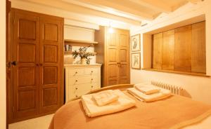 ein Schlafzimmer mit einem Bett mit zwei Handtüchern darauf in der Unterkunft Medius Cottage in the Cotswolds in Stretton on Fosse