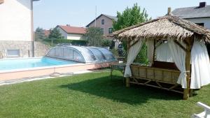 Bazén v ubytování Gästezimmer Glaser nebo v jeho okolí
