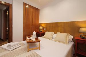 Ένα ή περισσότερα κρεβάτια σε δωμάτιο στο Apartamentos Adelfas