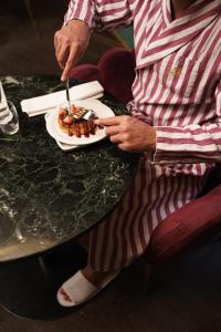 호텔 내부 또는 인근 먹을 거리