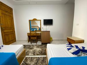 Televiisor ja/või meelelahutuskeskus majutusasutuses Seaview Hotel Dahab