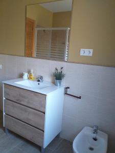 un baño con lavabo e inodoro en Carreras Beach Candeleda Casa en piscina natural, en Candeleda 26 fotos más
