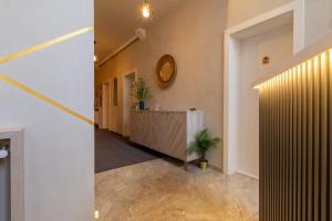 un pasillo con una mesa y un espejo en la pared en Loft by Lumiere Sibiu, en Sibiu 117 fotos más