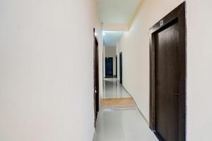 pasillo con puerta de madera y pasillo con suelo en Spot on hotel meena, en Jhūsi