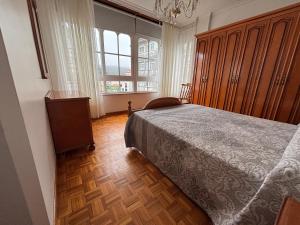En eller flere senge i et værelse på Piso en Ribeira centro by Cristian&Tamara "alquileres"