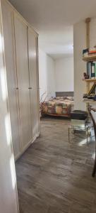 a room with a large closet and a bed at Meina, 2 camere, 2 bagni, giardinetto in Meina