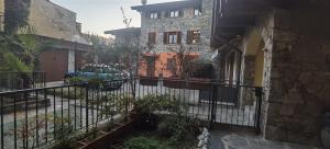 a building with a fence in front of it at Meina, 2 camere, 2 bagni, giardinetto in Meina
