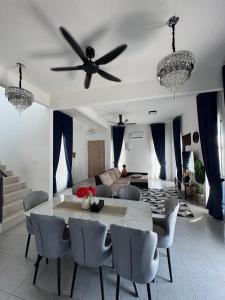 Istumisnurk majutusasutuses Lapang Tuju Private Pool Homestay