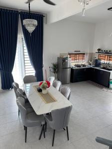 Kuchyň nebo kuchyňský kout v ubytování Lapang Tuju Private Pool Homestay