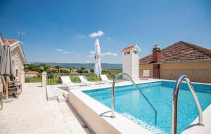 una piscina in una villa con patio di Villa Majanko a Zmijavci
