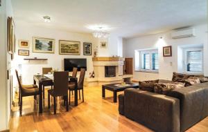 un soggiorno con divano e sala da pranzo di Villa Majanko a Zmijavci