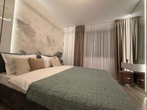Un dormitorio con una cama grande en una habitación. en LuxeVibe Apartments near Mall Moldova, en Iaşi