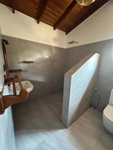 Koupelna v ubytování Casa Tharin Madiha + 37 fotografií