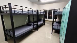 Palanda nebo palandy na pokoji v ubytování Jeea Hostel
