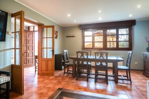 La Pereda de LlanesにあるMirador sierra del cueraのテーブルと椅子のあるダイニングルーム