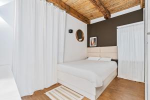 Postel nebo postele na pokoji v ubytování Modern 1BR Apartment in UNESCO Grund, Luxembourg