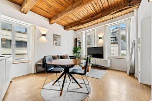 TV a/nebo společenská místnost v ubytování Modern 1BR Apartment in UNESCO Grund, Luxembourg