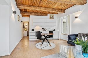 Kuchyň nebo kuchyňský kout v ubytování Modern 1BR Apartment in UNESCO Grund, Luxembourg